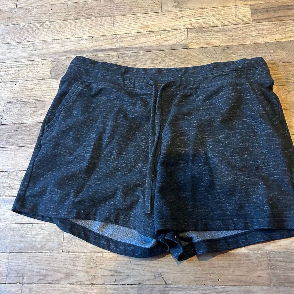 Shorts elastic waist pockets size medium